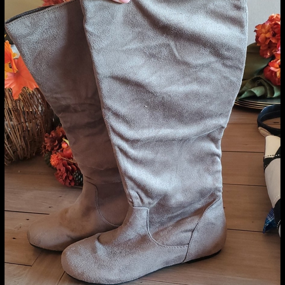 Size 7 1/2 Taupe Tall Boots